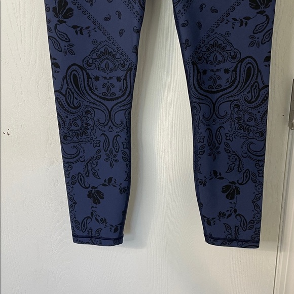 Athleta Like New Elation Textured 7/8 Tight Leggings Navy Floral Boho Size Small - Picture 7 of 11